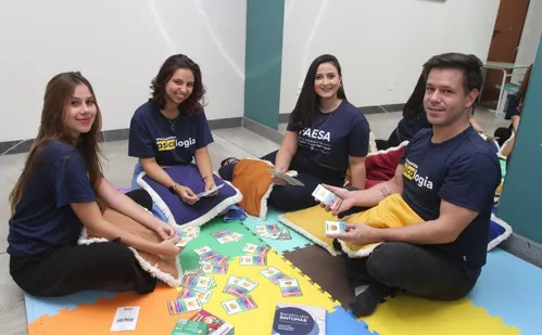 
          Imagem ilustrativa da imagem Terapia de graça com psicólogos para ajudar adolescentes a lidar com emoções
          