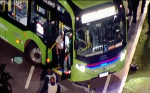 
          Imagem ilustrativa da imagem Termina sequestro de ônibus em SP; motorista foi feito refém
          