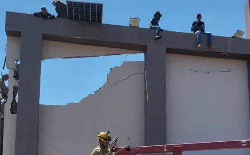 
          Imagem ilustrativa da imagem Teto de igreja desaba durante instalação de placas solares em Goiânia
          