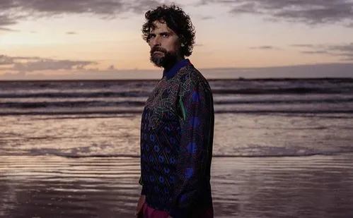 
          Imagem ilustrativa da imagem Thiago Amud reúne Caetano Veloso e Chico Buarque em disco embalado pelas águas
          