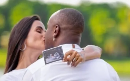 
          Imagem ilustrativa da imagem Thiaguinho e Peixinho anunciam espera do primeiro filho
          