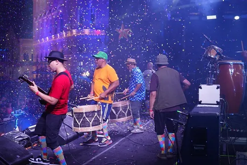 
          Imagem ilustrativa da imagem Tradição e contemporâneo agitaram o Marco Zero na noite desta segunda-feira
          