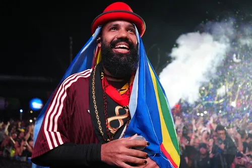 
          Imagem ilustrativa da imagem Tradição e contemporâneo agitaram o Marco Zero na noite desta segunda-feira
          