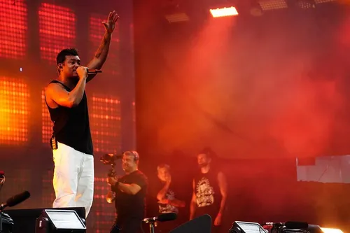 
          Imagem ilustrativa da imagem Tradição e contemporâneo agitaram o Marco Zero na noite desta segunda-feira
          