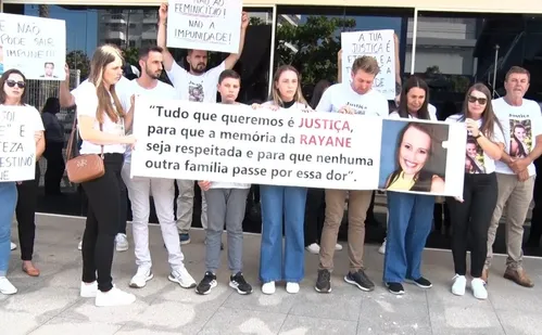 
          Imagem ilustrativa da imagem "Traz muita angústia", diz mãe de miss assassinada após adiamento de júri
          