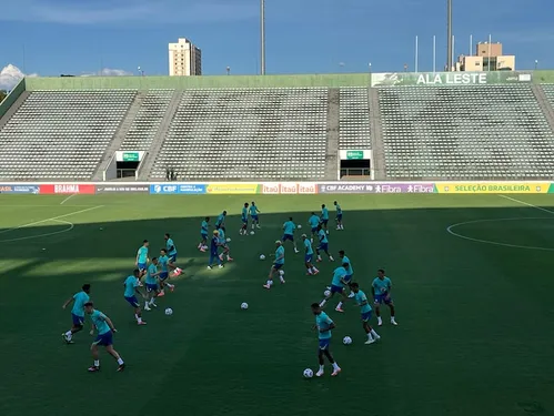 
          Imagem ilustrativa da imagem Treino da seleção brasileira tem drone, torcedores barrados e reencontro de Estêvão e Endrick
          