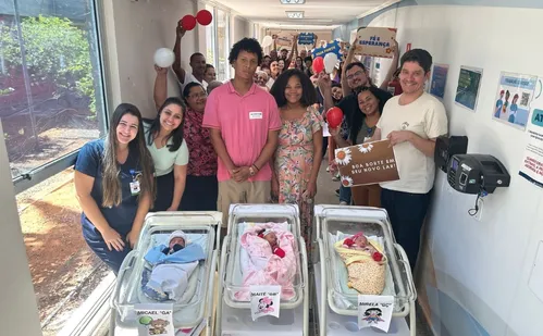 
          Imagem ilustrativa da imagem Trigêmeos recebem alta após 16 dias na UTIN e família recebe homenagem de hospital
          