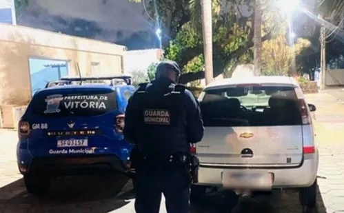 
          Imagem ilustrativa da imagem Trio rouba carro na Serra, atira contra agentes da guarda e acaba preso em Vitória
          