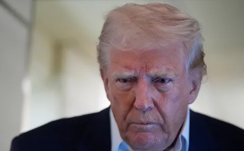 
          Imagem ilustrativa da imagem Trump anuncia tarifa de 100% para filmes produzidos fora dos Estados Unidos
          