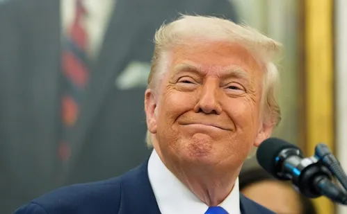 
          Imagem ilustrativa da imagem 'Grande vitória', diz Trump sobre Flávio Bolsonaro ter ficado à frente no 1º turno
          