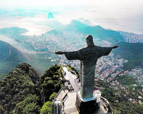 
          Imagem ilustrativa da imagem Turista morre após passar mal em escadaria do Cristo Redentor, no Rio de Janeiro
          