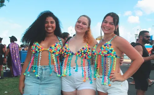 
          Imagem ilustrativa da imagem Turistas aprovam folia no Centro de Vitória: 'Não há lugar como aqui'
          