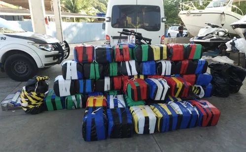 
          Imagem ilustrativa da imagem Uma tonelada de cocaína e um fuzil são apreendidos em Guarapari
          