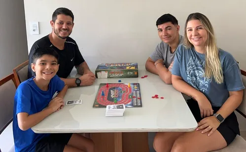 
          Imagem ilustrativa da imagem Uso de celular nas escolas: pais também têm de criar regras em casa
          