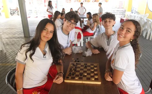 
          Imagem ilustrativa da imagem Uso de celular nas escolas: pais também têm de criar regras em casa
          