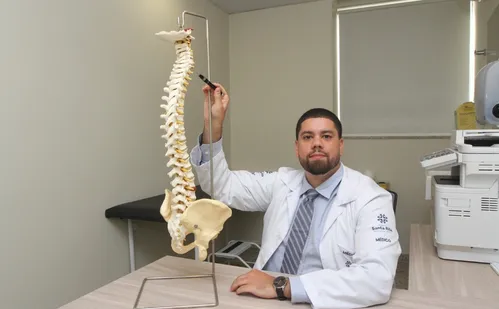 
          Imagem ilustrativa da imagem Uso de celular pode causar dores e até hérnia de disco
          