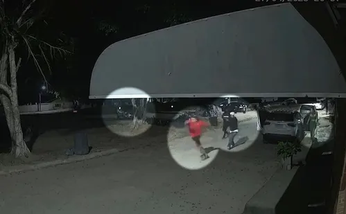 
          Imagem ilustrativa da imagem VÍDEO | Influenciador digital é baleado ao fugir de criminosos no Norte do ES
          