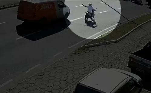 
          Imagem ilustrativa da imagem VÍDEO I Policial Militar morre em acidente na Avenida Carlos Lindemberg
          