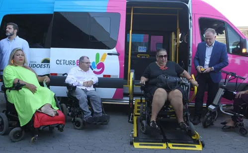 
          Imagem ilustrativa da imagem Vans com ar-condicionado e internet para cadeirantes
          