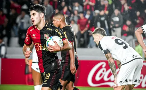 
          Imagem ilustrativa da imagem Vasco vacila no final e fica no empate com o Melgar na estreia da Sul-Americana
          