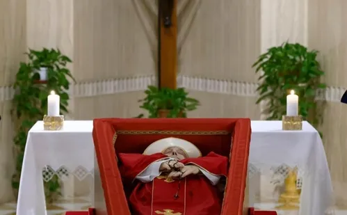 
          Imagem ilustrativa da imagem Como será o fechamento do caixão e o funeral do Papa Francisco
          