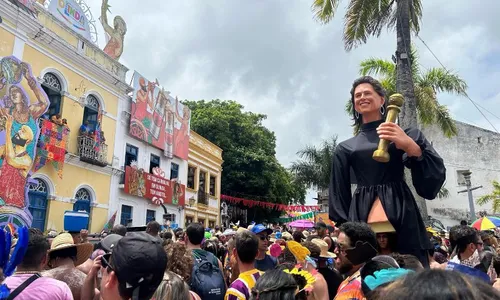 
          Imagem ilustrativa da imagem Veja a história por trás da boneca gigante de Fernanda Torres, sensação de Olinda
          