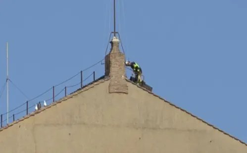 
          Imagem ilustrativa da imagem Veja os horários da fumaça que anunciará o novo papa
          