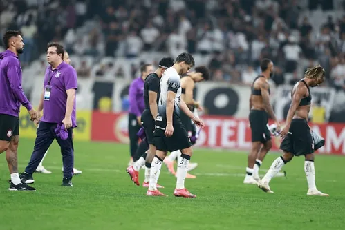 
          Imagem ilustrativa da imagem Veja os possíveis grupos do Corinthians na Copa Sul-Americana 2025
          