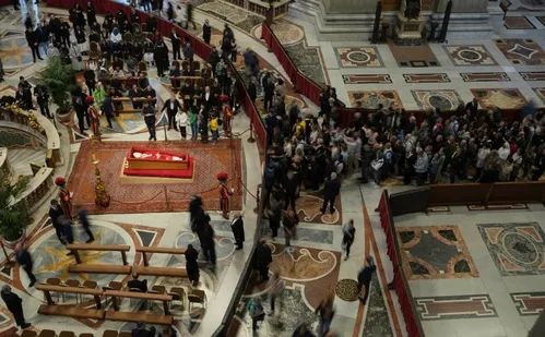 
          Imagem ilustrativa da imagem Velório do papa: 90 mil pessoas já se despediram de Francisco
          