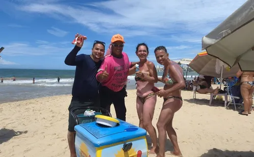 
          Imagem ilustrativa da imagem Vendedor usa humor para vender "Picolé Lelé" em praia de Guarapari
          