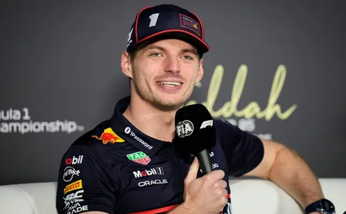 
          Imagem ilustrativa da imagem Verstappen minimiza especulações sobre seu futuro na F-1: 'Estou muito relaxado'
          