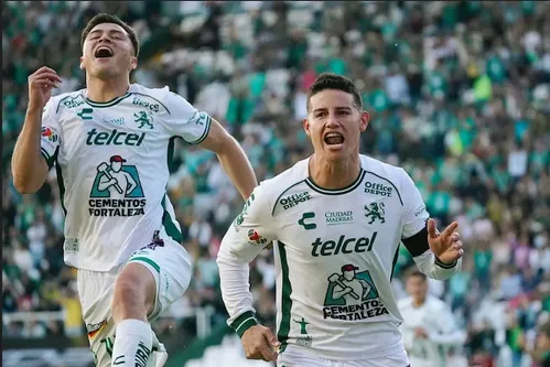 
          Imagem ilustrativa da imagem Vídeo: James Rodríguez se enfurece e atira chuteira na direção de árbitro no México
          