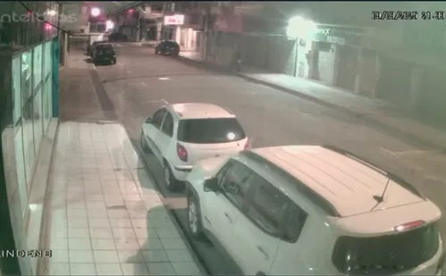 
          Imagem ilustrativa da imagem Vídeo mostra bilhetes com ameaças sendo distribuídos durante a noite na Glória
          