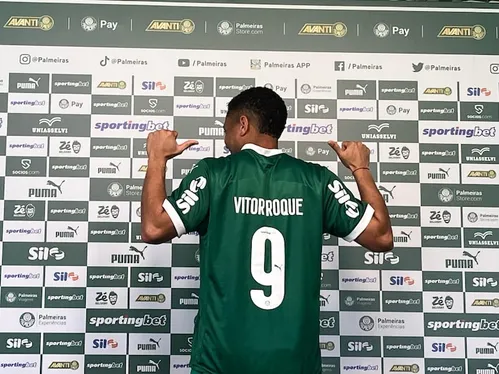 
          Imagem ilustrativa da imagem Vitor Roque veste a 9 e explica por que voltou ao Brasil: ‘É difícil falar não ao Palmeiras’
          