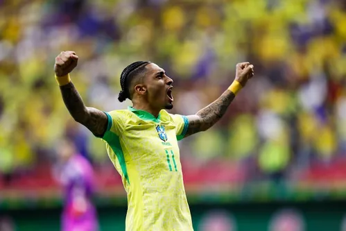 
          Imagem ilustrativa da imagem Vitória sofrida foi ‘a virada de chave’ que o Brasil precisava, diz Raphinha
          