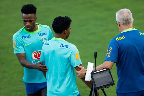 
          Imagem ilustrativa da imagem Wesley realiza sonho na seleção e espera se firmar na carente lateral direita: ‘Fazer de tudo’
          