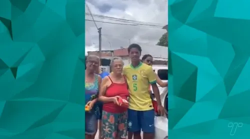 
          Imagem ilustrativa da imagem Zé Lucas distribui chocolates e cestas básicas na comunidade de Roda de Fogo
          