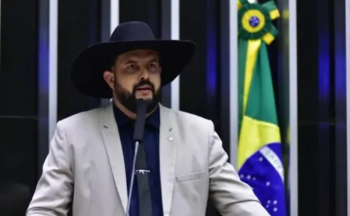 
          Imagem ilustrativa da imagem Zé Trovão apresenta projeto de lei para proibir camisa vermelha da seleção
          