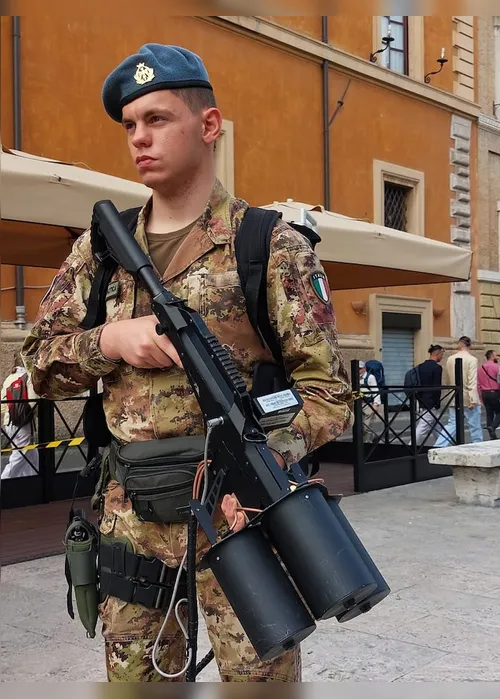Imagem ilustrativa da imagem Carabineiros e policiais com armas antidrone: veja esquema de segurança durante missa pré-conclave