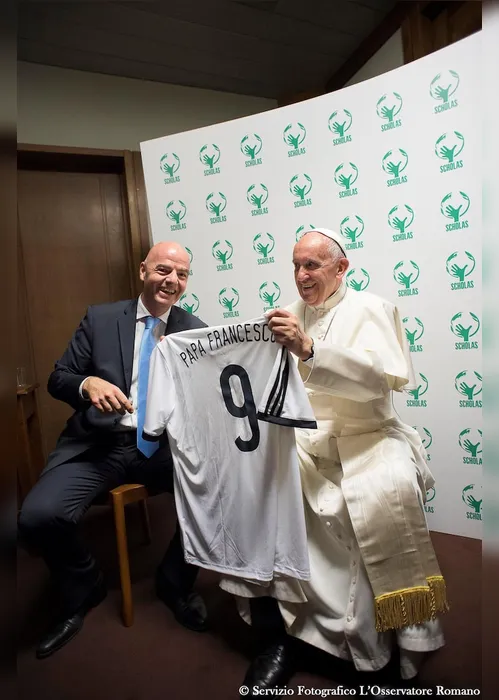 Imagem ilustrativa da imagem Fifa fará jogo para crianças com as Lendas da federação a pedido do papa Francisco