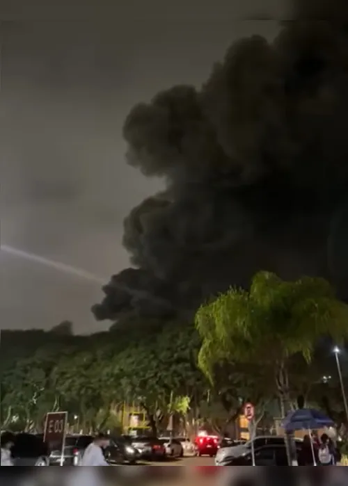 Imagem ilustrativa da imagem Incêndio de grandes proporções atinge teatro da PUC em Curitiba