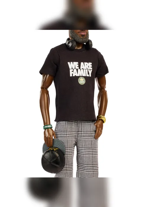 Imagem ilustrativa da imagem LeBron James faz parceria com Barbie é primeiro homem a se transformar em Ken; veja preço do boneco