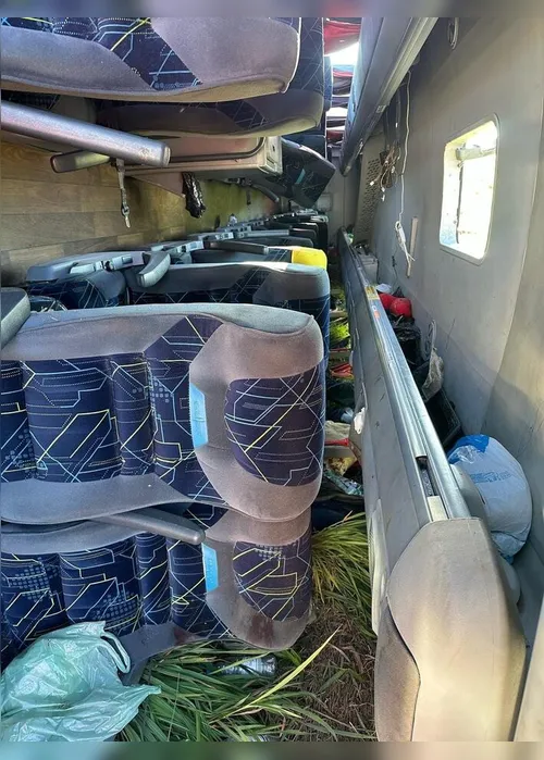 Imagem ilustrativa da imagem Ônibus com 50 pessoas capota em rodovia de MG e deixa 10 mortos; há crianças entre as vítimas