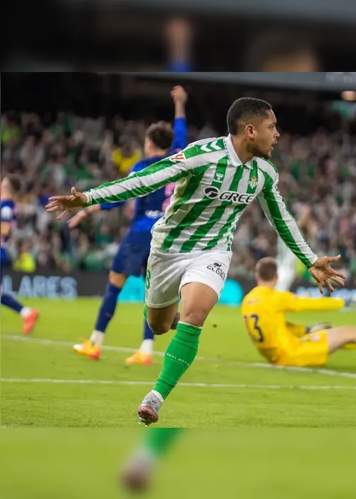 Imagem ilustrativa da imagem Técnico do Betis confirma Vitor Roque no Palmeiras: ‘Está feito’