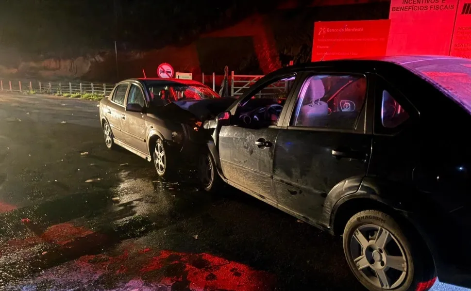 Imagem ilustrativa da imagem Acidente entre dois carros e motocicleta deixa um morto e dez feridos em Colatina