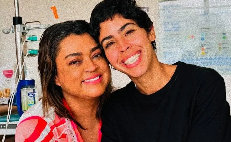 Imagem ilustrativa da imagem Bela Gil se emociona ao falar de Preta Gil: 'Ver quem a gente ama sofrer é cruel'