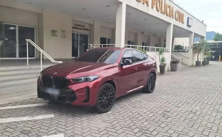 Imagem ilustrativa da imagem Carro de R$ 1 milhão de MC Poze do Rodo é apreendido por suspeita de alteração na cor