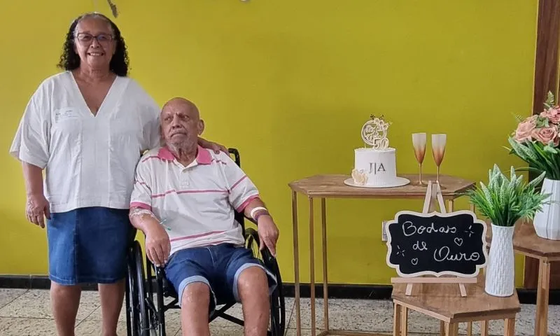 Imagem ilustrativa da imagem Casal celebra 50 anos de amor e companheirismo durante internação no Recife