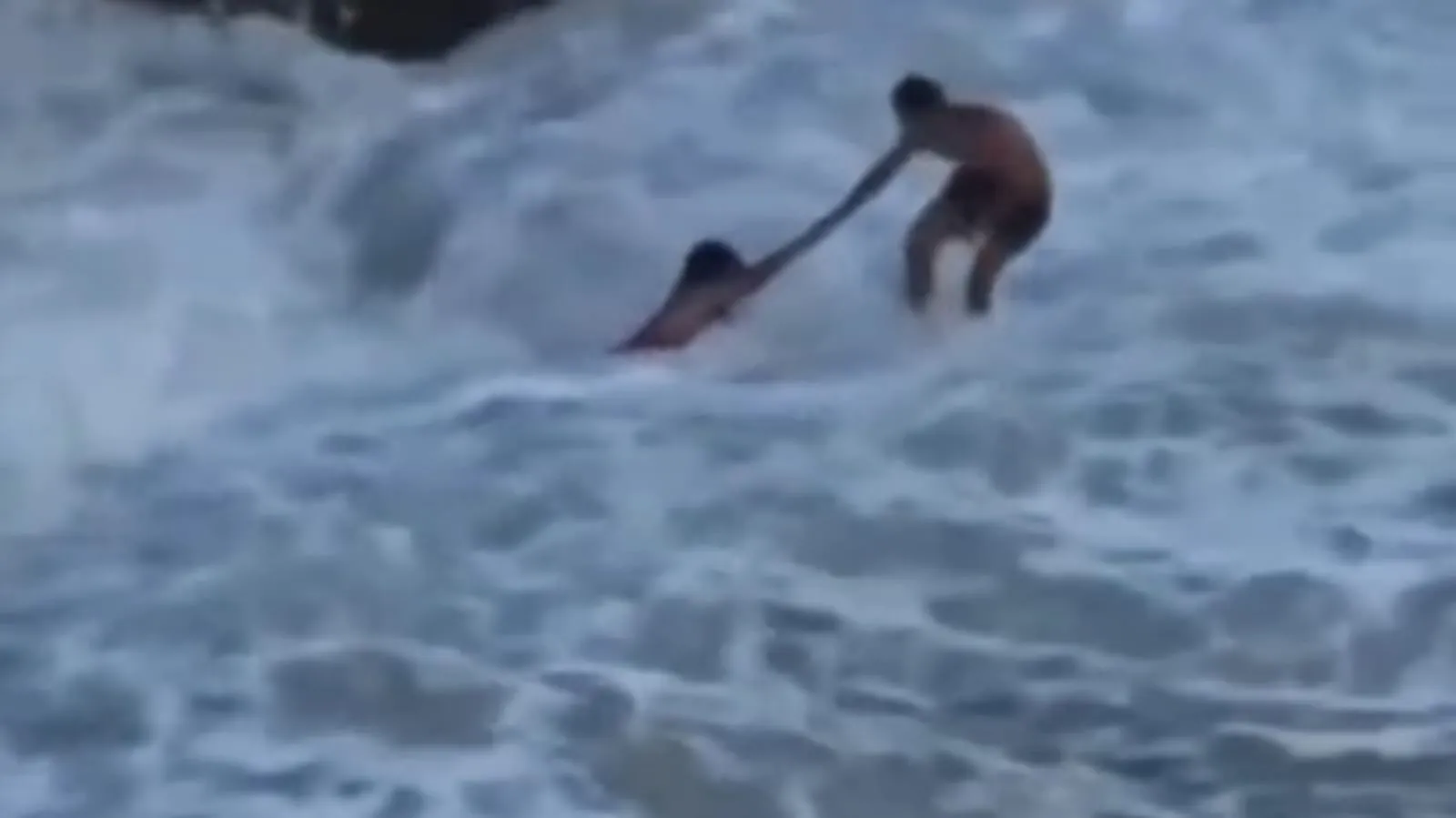 Imagem ilustrativa da imagem Casal é salvo de afogamento no "Buraco da Véia" por moradores e policial de folga