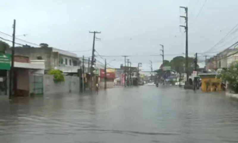 Imagem ilustrativa da imagem Chuva danifica muro de contenção no Recife e alaga vias em Olinda e Jaboatão